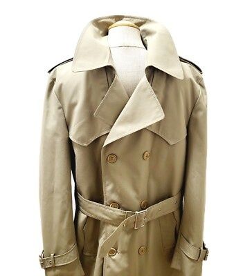 Beige klassisk trenchcoat med dubbelknäppning, skärp och stora slag